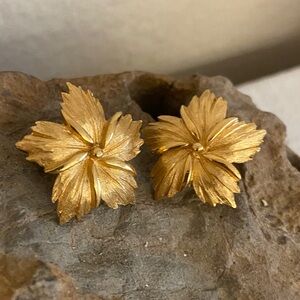 Vintage CROWN TRIFARI Gold Tone Floral CLIPON Earrings